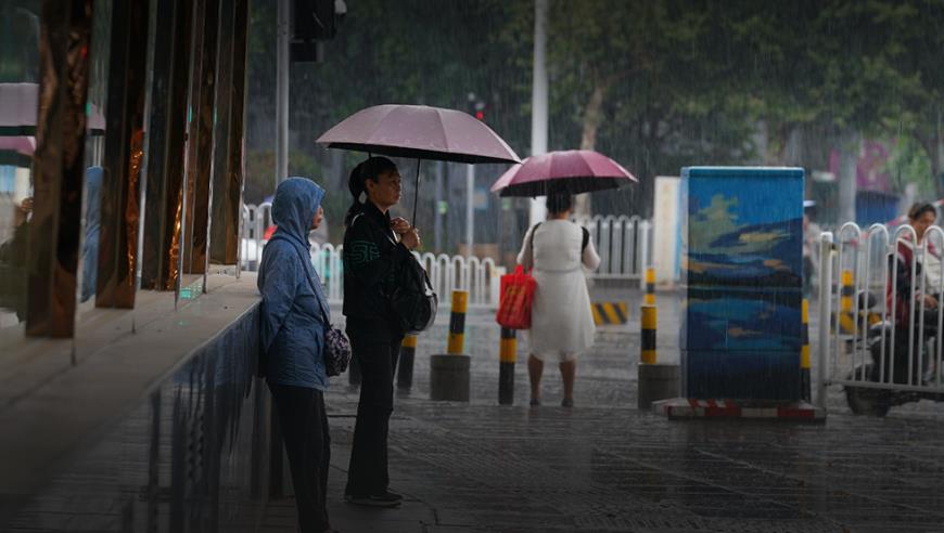 中央气象台发布高温、暴雨双黄色预警：北方高温南方降雨