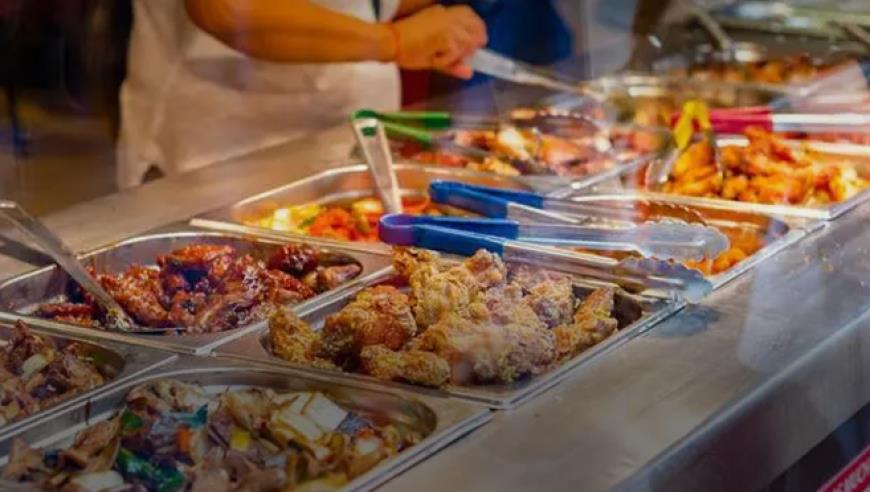 贵阳周边一水域涨水后呈血红色，当地镇政府：已封闭，正调查