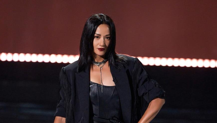 41岁凯特王妃和费德勒切磋球技，穿无袖网球衫，壮硕二头肌惹人羡