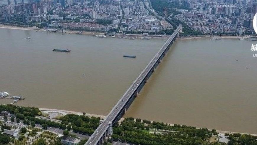 iPhone充电被电截肢 苹果回应：非原装，不会负责和赔偿