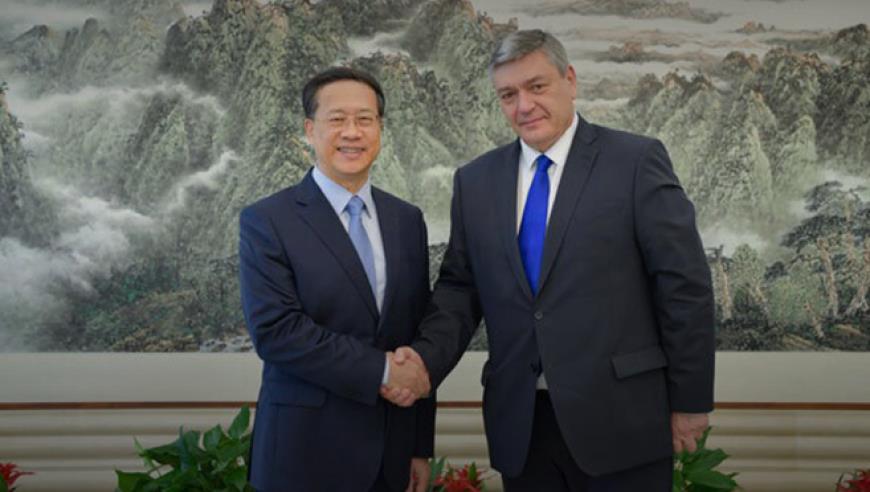 “刺头”员工私信领导催发年终奖后被逼离职，公司：解约系其旷工