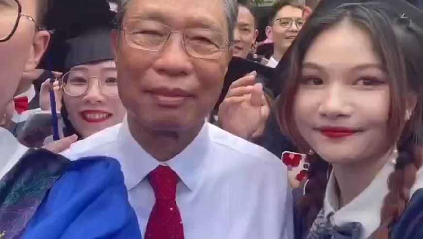 胡锡进炒股首日赚104.78元 称以后会陆续加仓