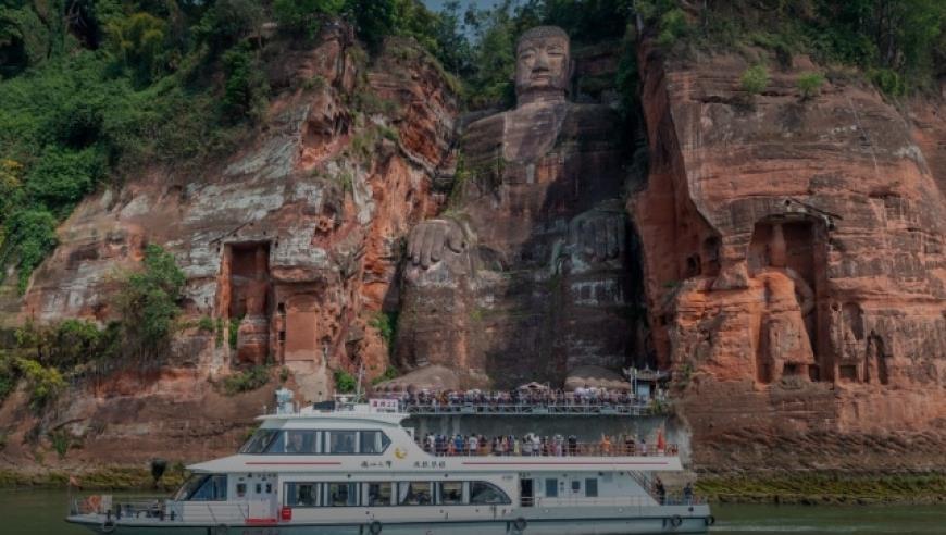 普京发表讲话，绍伊古在场