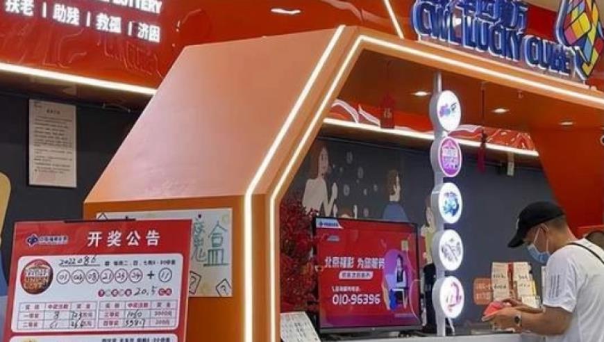 太离谱！上海90后快递员恋上70后女客户，怀疑女方“出轨”，深夜携刀入室