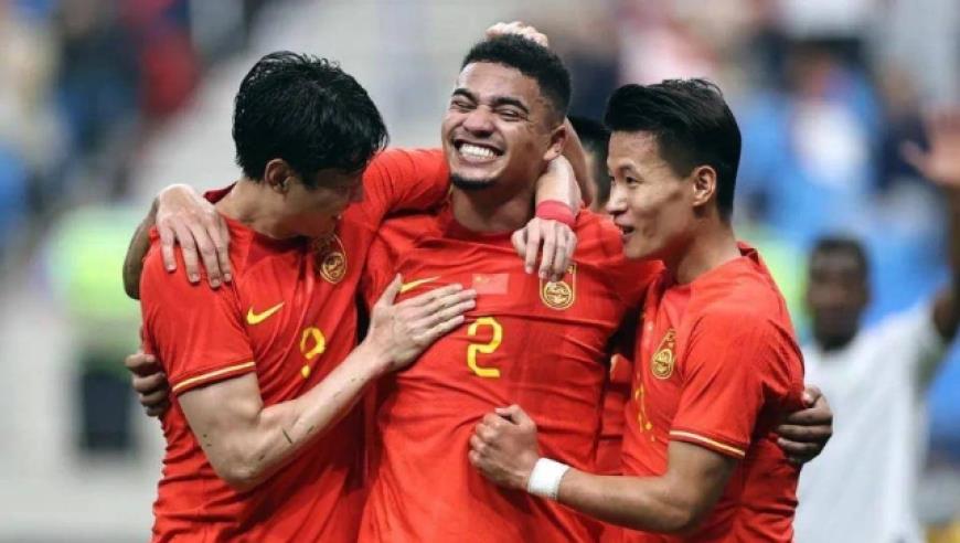 游客称在青海湖附近路边停车买水遭驱赶，当地回应