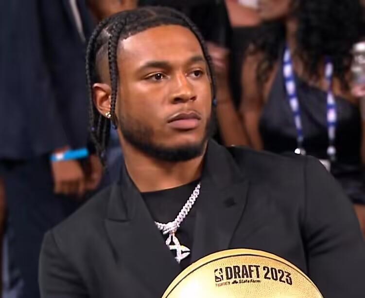 名记：听说惠特摩尔的膝盖有问题,究竟是怎么一回事?