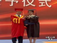 毕业典礼比心时校长手指被强制掰弯