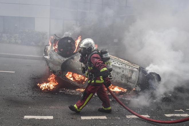 骚乱持续蔓延！法国部署45000名警察和宪兵应对，中国驻法使馆紧急提醒