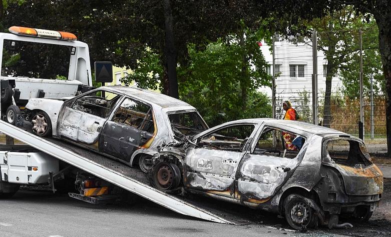 法国骚乱一夜间超2000辆车被烧成废铁 有枪支商店遭打劫