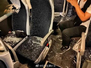 杭州夫妇亲述在法遭遇：多名蒙面暴徒拿石头砸车，中国游客被砸伤