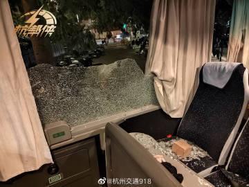 杭州夫妇亲述在法遭遇：多名蒙面暴徒拿石头砸车，中国游客被砸伤