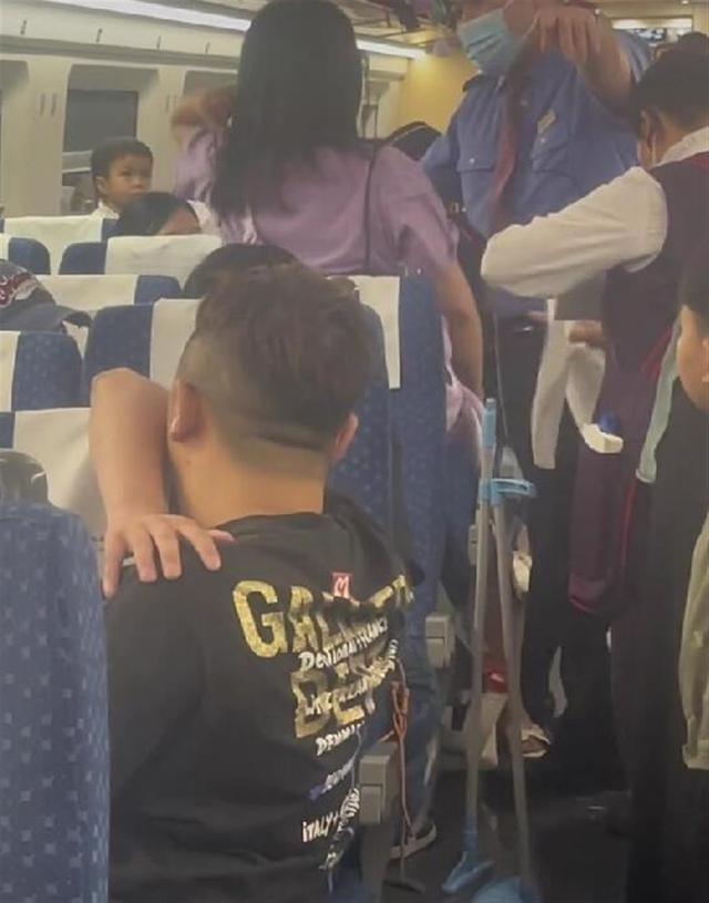 女子高铁上热水泼小孩，甩锅列车组称水是车上接的，律师：聚众扰乱交通秩序可入刑