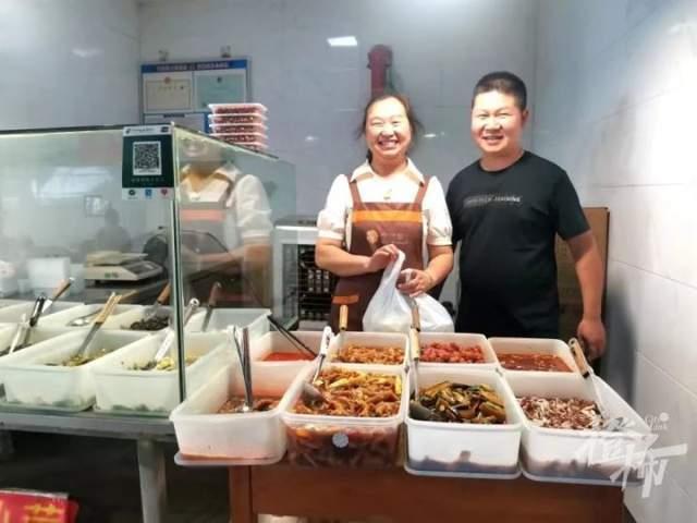 浙江金华女孩高考705分，父母打8.8折庆祝的凉菜摊关门歇业！知情人：突然全网关注压力很大，一家人出远门了