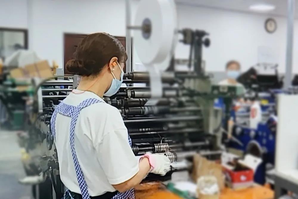 她把同事的钱全转到自己卡上，被全网点赞