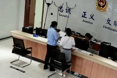 她把同事的钱全转到自己卡上，被全网点赞