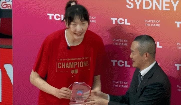 韩旭成亚洲杯MVP创纪录：采访笑称夺冠咯！领三奖露齿大笑太俏皮