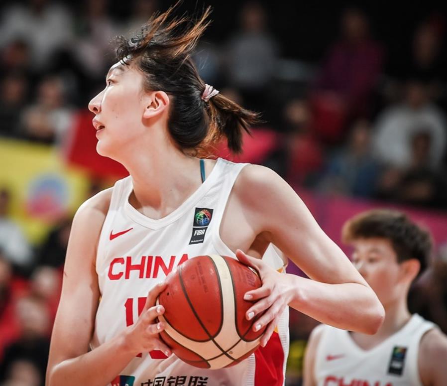 韩旭成亚洲杯MVP创纪录：采访笑称夺冠咯！领三奖露齿大笑太俏皮