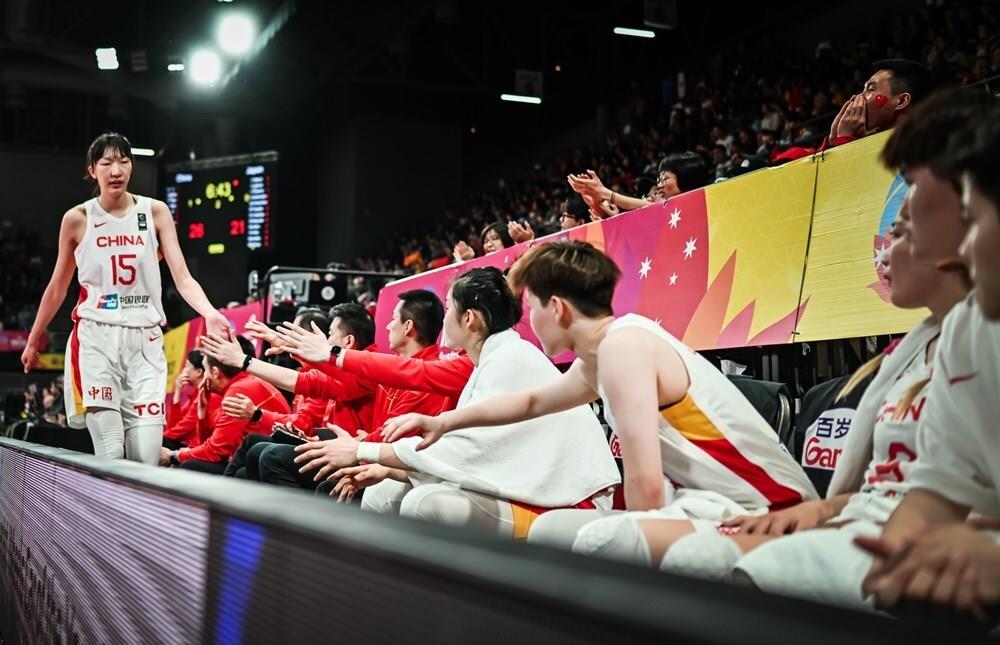 韩旭成亚洲杯MVP创纪录：采访笑称夺冠咯！领三奖露齿大笑太俏皮