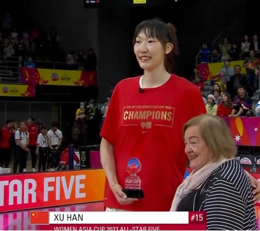 韩旭成亚洲杯MVP创纪录：采访笑称夺冠咯！领三奖露齿大笑太俏皮