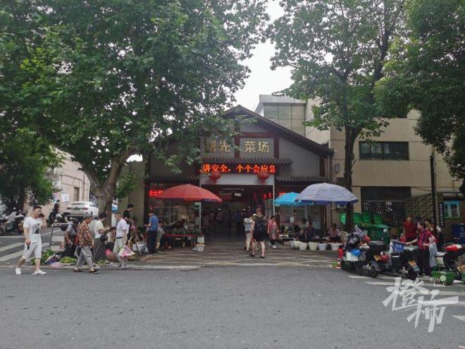 “女儿考上清华父母凉菜摊打折”引热议后店铺关门：被关注压力很大