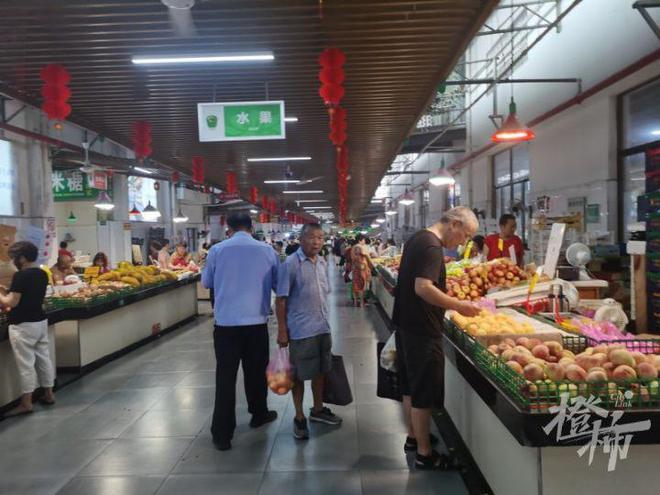 “女儿考上清华父母凉菜摊打折”引热议后店铺关门：被关注压力很大