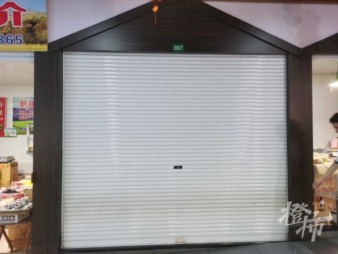 “女儿考上清华父母凉菜摊打折”引热议后店铺关门：被关注压力很大