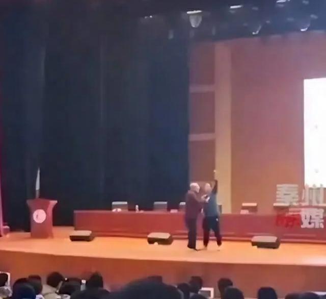 “女儿考上清华父母凉菜摊打折”引热议后店铺关门：被关注压力很大