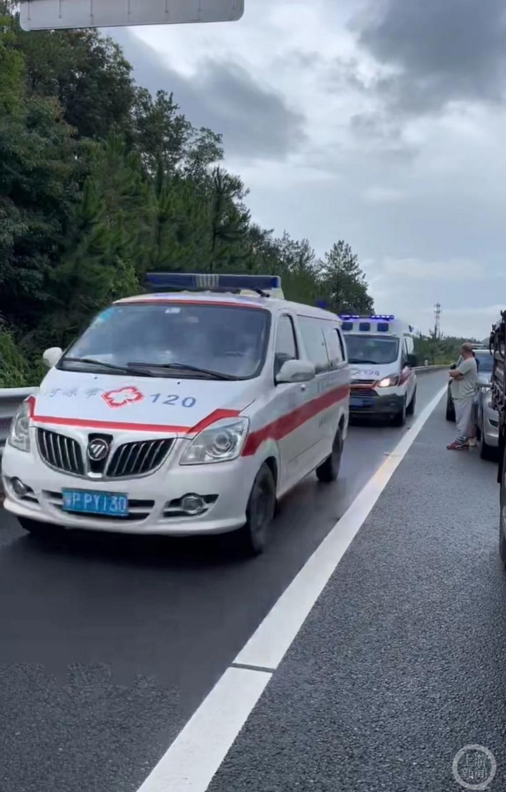 广东汕湛高速双层大巴侧翻有人员受伤被困，事故疑因雨天路滑连环车祸引发