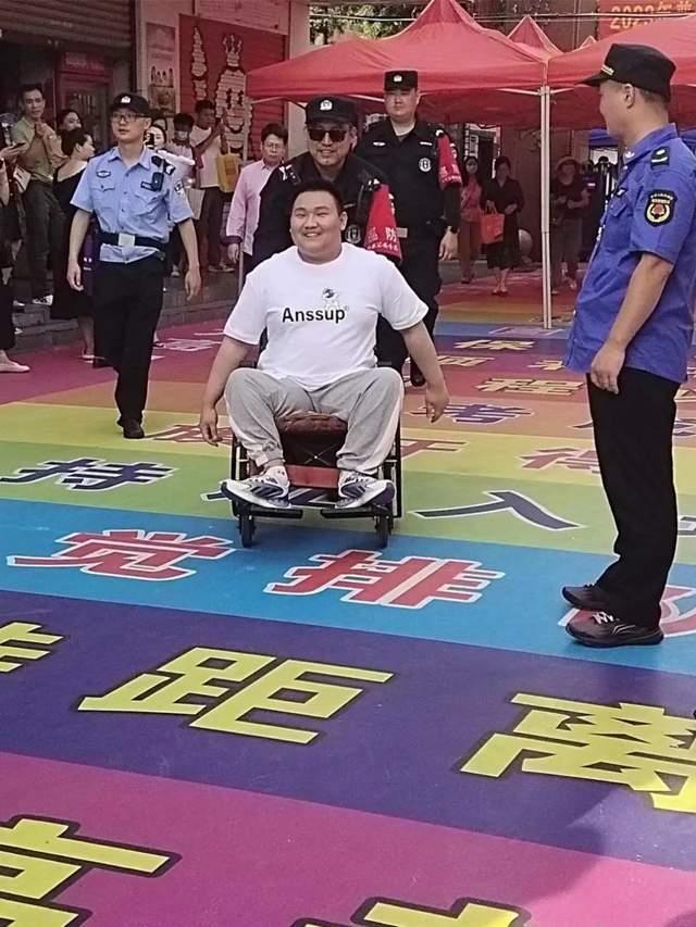 “轮椅男孩”超一本线110分!他心仪的大学温暖回应