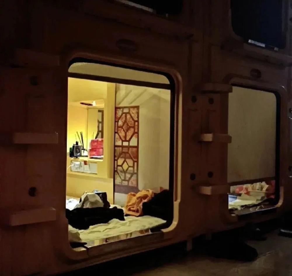 租房降级的年轻人：30元一天，住太空舱，靠日结工维持