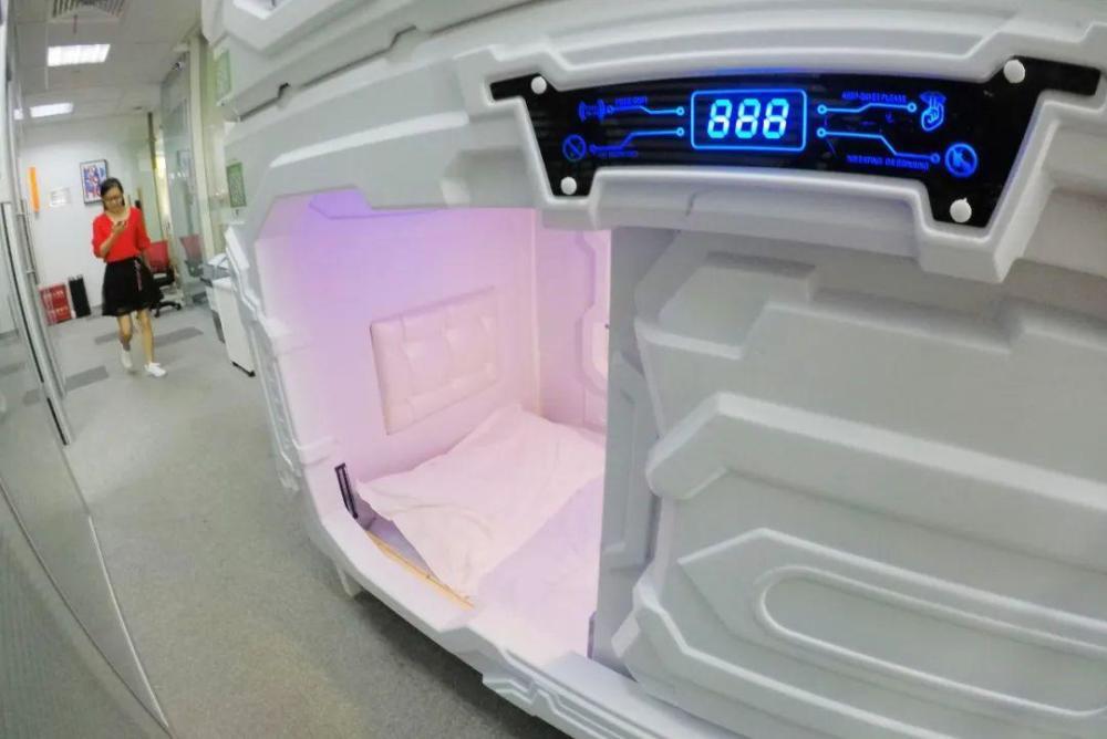 租房降级的年轻人：30元一天，住太空舱，靠日结工维持