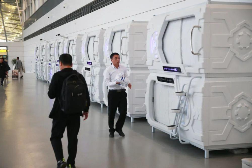 租房降级的年轻人：30元一天，住太空舱，靠日结工维持