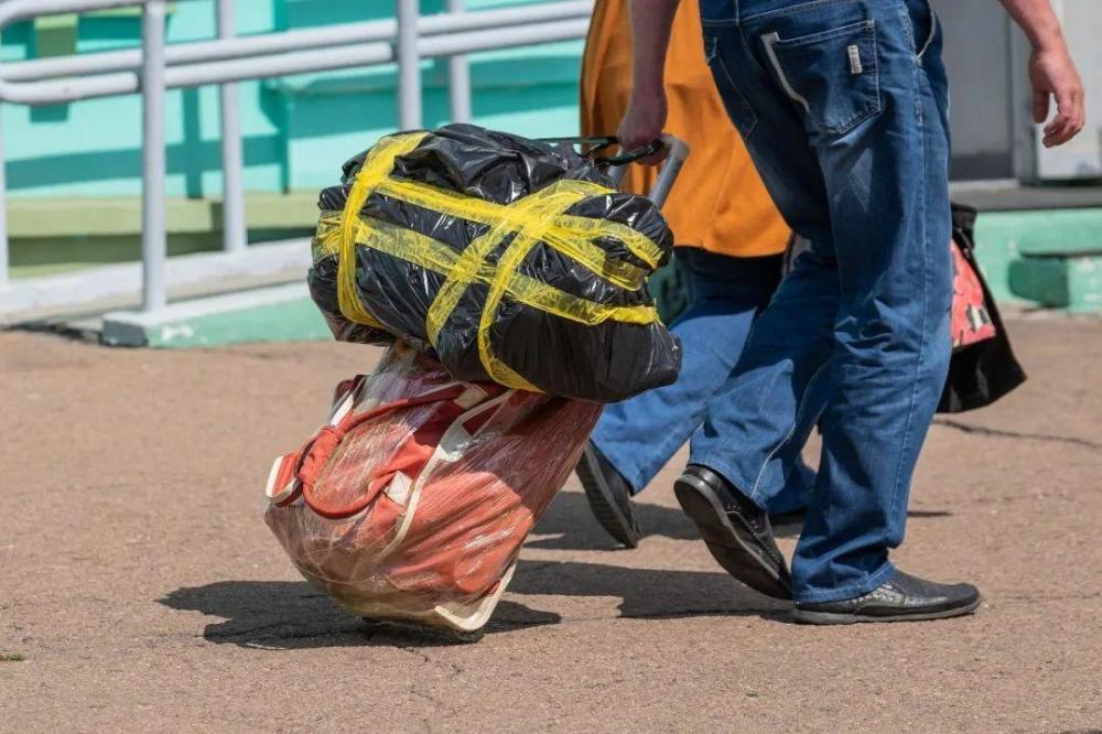 租房降级的年轻人：30元一天，住太空舱，靠日结工维持