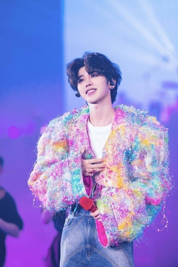 “汪峰玄学”又灵验了！汪峰刚宣布上海演唱会新曲目，蔡徐坤同时发文回应一夜情堕胎传闻，一分一秒都不差