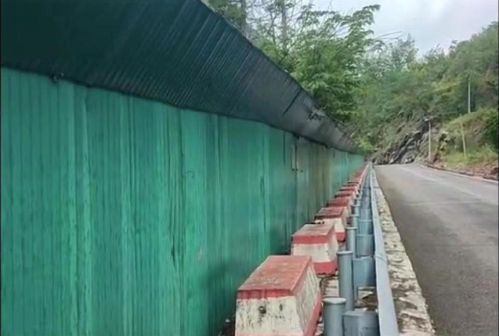 云南九龙瀑布群被曝公路边围栏挡景,景区回应:连夜已拆除
