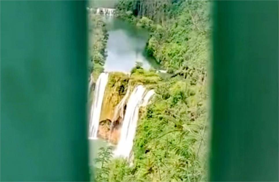 云南九龙瀑布群被曝公路边围栏挡景,景区回应:连夜已拆除