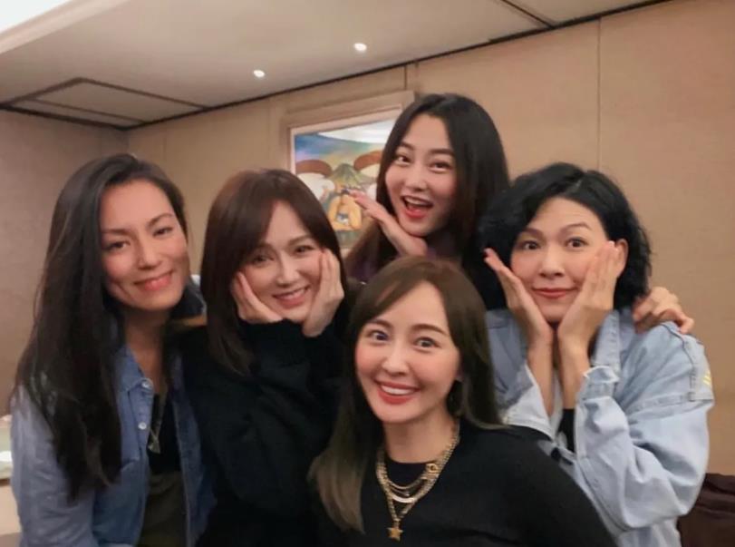 七朵花成员周雳岑去世年仅35岁，陈乔恩发文悼念，丈夫到灵堂送别