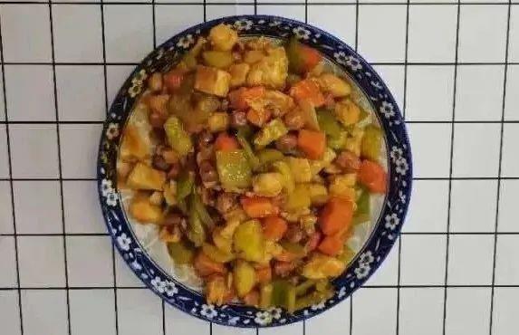 24岁不上班，她回家当“全职女儿”：每天给全家7口人做晚饭