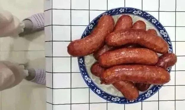 24岁不上班，她回家当“全职女儿”：每天给全家7口人做晚饭