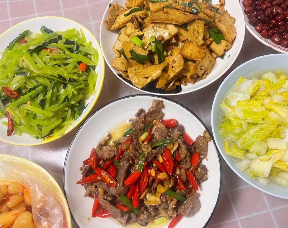 24岁不上班，她回家当“全职女儿”：每天给全家7口人做晚饭