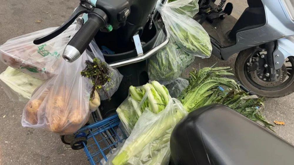 24岁不上班，她回家当“全职女儿”：每天给全家7口人做晚饭