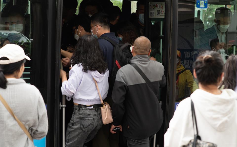 24岁不上班，她回家当“全职女儿”：每天给全家7口人做晚饭