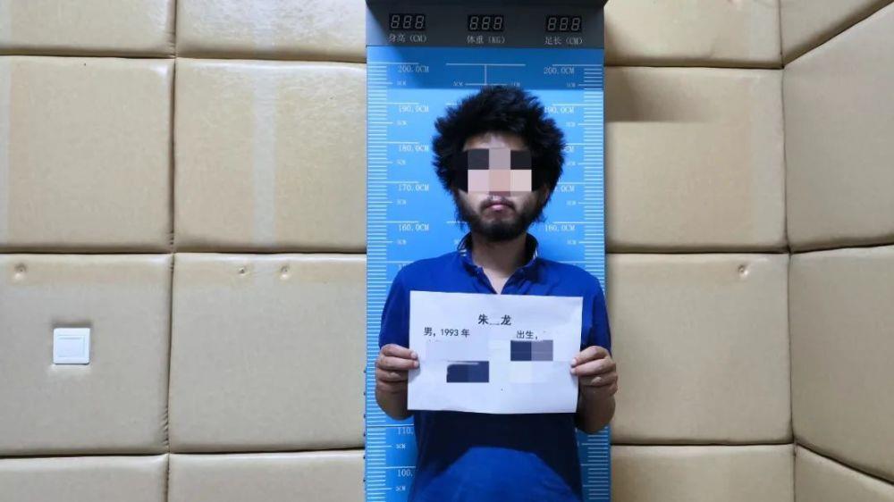 男子翻墙进入他人别墅，连住多日喝6瓶茅台！结果并不意外