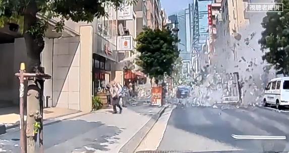日本东京大楼爆炸瞬间：门窗和大量碎片飞出 有人高喊“快逃”