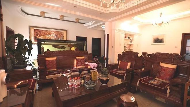 原副市长的家风之殇:妻子打人耳光成习惯,停车违章用钱甩交警