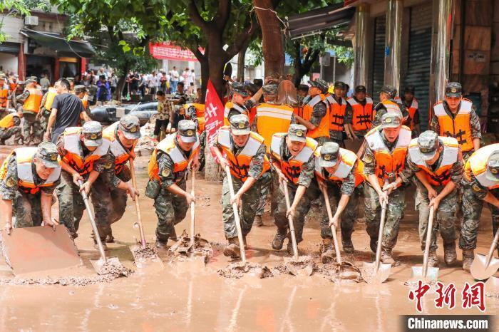 重庆万州遭遇大暴雨袭击 驻地武警官兵紧急驰援