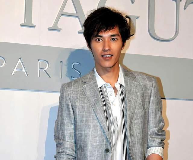 蓝正龙承认已经与周幼婷离婚，称现在是好朋友，证实九年婚姻结束