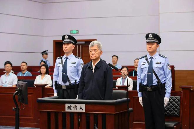 在多个重要职务上捞钱！卸任俩月后被拿下的“老虎”，一个案件细节首次披露