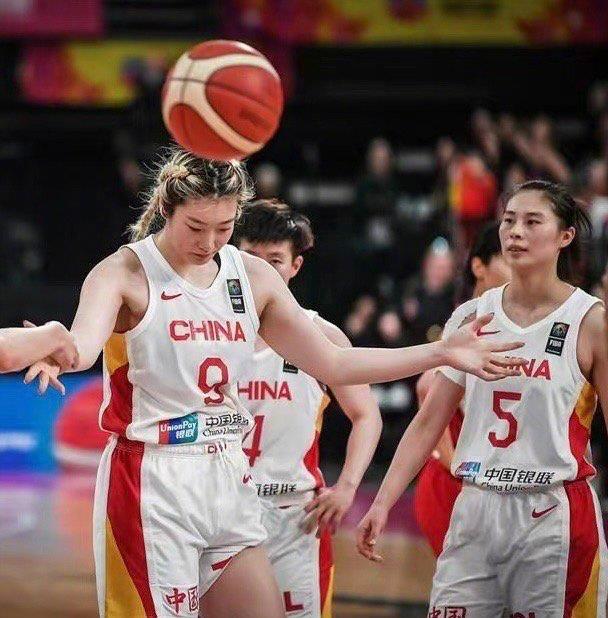 李梦自曝受伤:膝盖肿胀弯腿伸直达不到角度 卷裤腿遮赞助商真相出炉