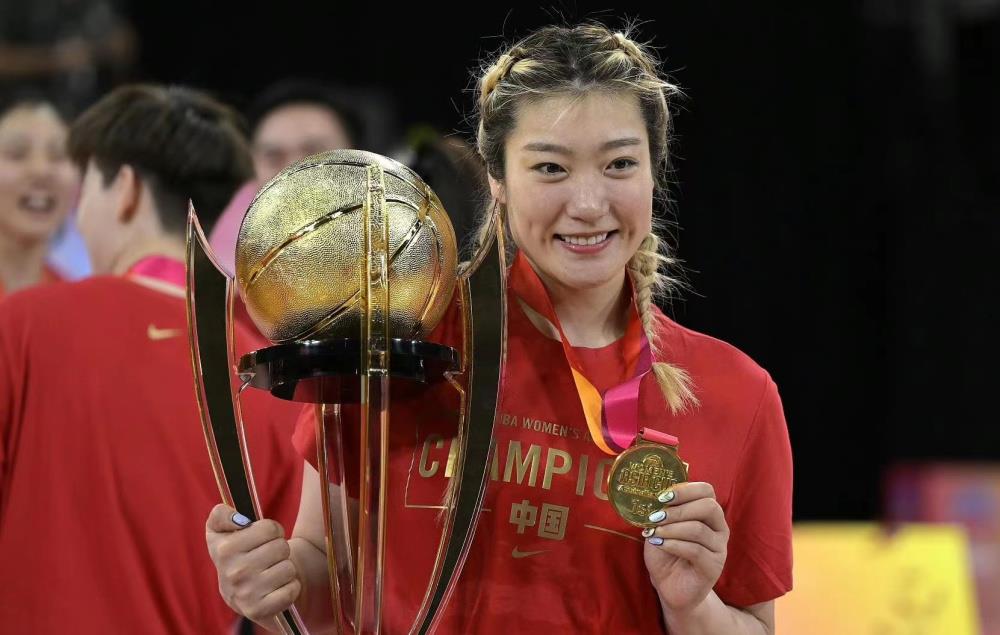 李梦自曝受伤:膝盖肿胀弯腿伸直达不到角度 卷裤腿遮赞助商真相出炉